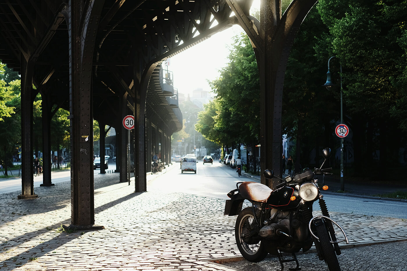 Tempo 30 im Kreisverkehr: Dein Motorrad liegt schon 25 Grad schräg