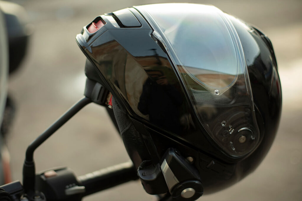 Motorradhelm aufhängen - der Spiegel ist der teuerste Haken am Motorrad