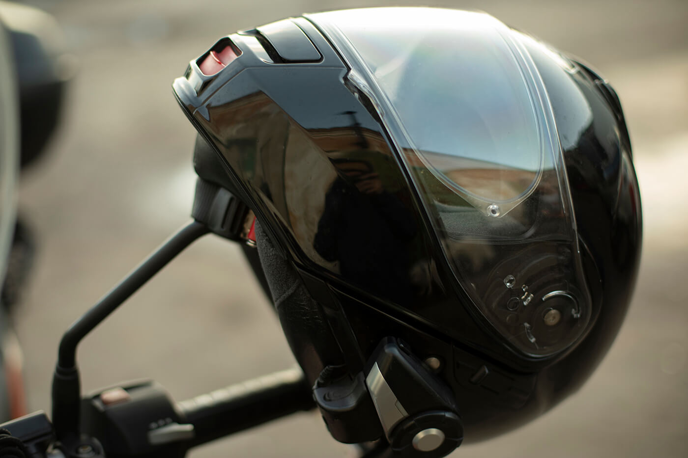 Motorradhelm aufhängen - der Spiegel ist der teuerste Haken am Motorrad