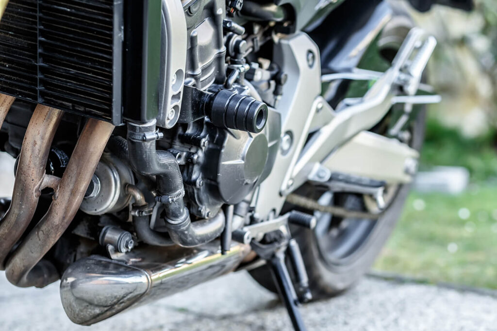 Wird dein Motorrad im Stau heiß, obwohl der Kühler sauber aussieht?