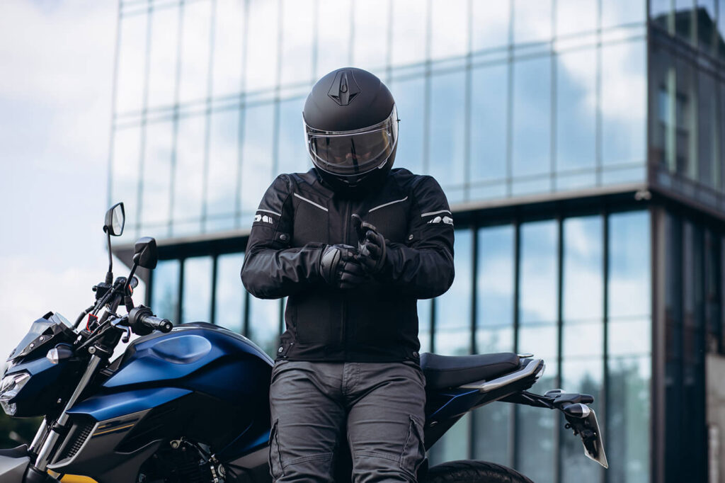 Protektor oder nur Schaumstoff? Der Zehn-Sekunden-Test an deiner Motorradjacke