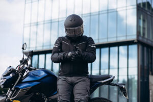 Protektor oder nur Schaumstoff? Der Zehn-Sekunden-Test an deiner Motorradjacke