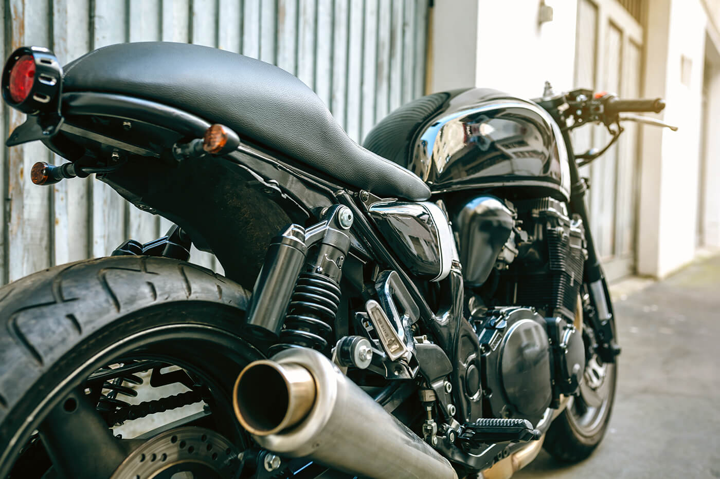 Warum wird schwarzer Kunststoff am Motorrad grau? Nicht vom Waschen