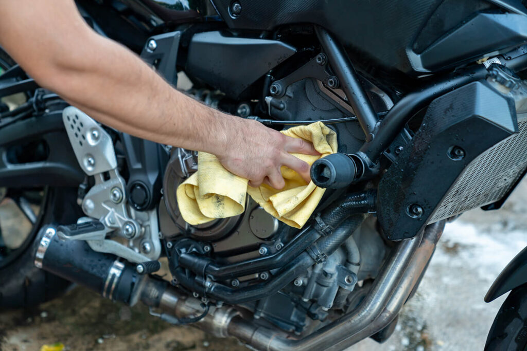 Wohin läuft das Wasser, wenn dein Motorrad nach der Wäsche trocken aussieht?