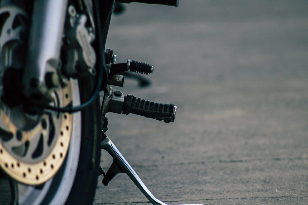 Eine halbe Stunde geprüft, sechs Befunde übersehen: das Motorrad stand auf dem Seitenständer