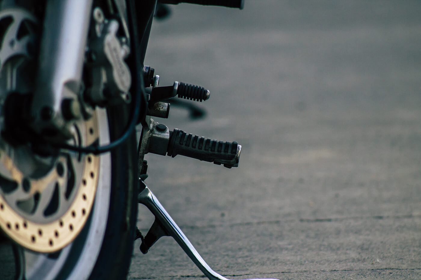 Eine halbe Stunde geprüft, sechs Befunde übersehen: das Motorrad stand auf dem Seitenständer