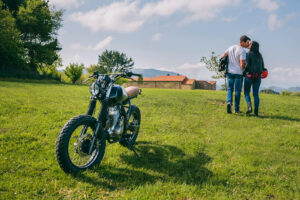 Motorrad am Hang parken: Vorderrad bergauf, erster Gang rein