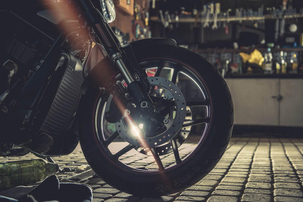 Mehr Luftdruck, weniger Verbrauch? Was der Rollwiderstand am Motorrad wirklich ausmacht