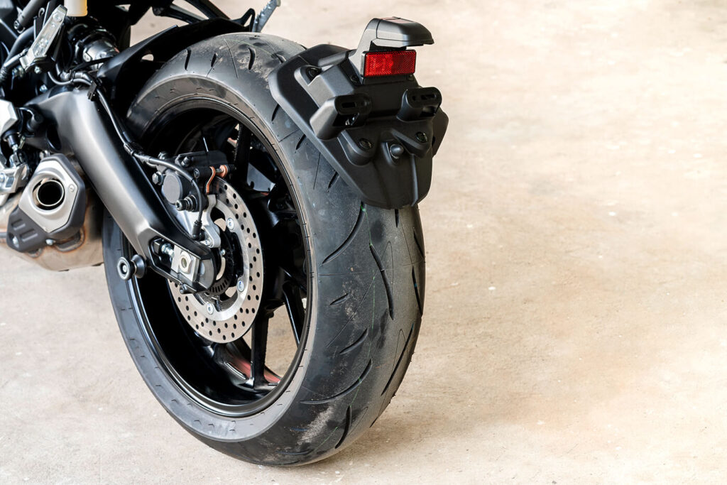 Motorradreifen sind früher runter als Autoreifen, und das ist meist kein Defekt