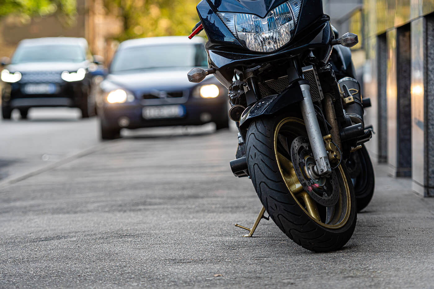 Warum dein Motorrad umfällt, während du Brötchen holst