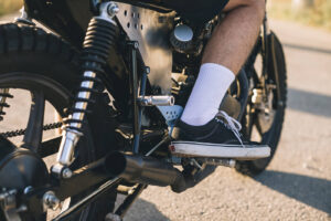 Blank gefahrene Fußrasten am Motorrad - der Verschleiß, den keiner prüft