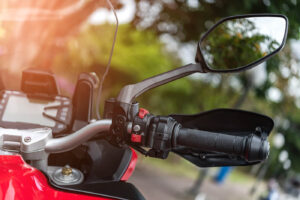 Motorradspiegel einstellen: zehn Sekunden Arbeit, an denen fast jeder vorbeifährt