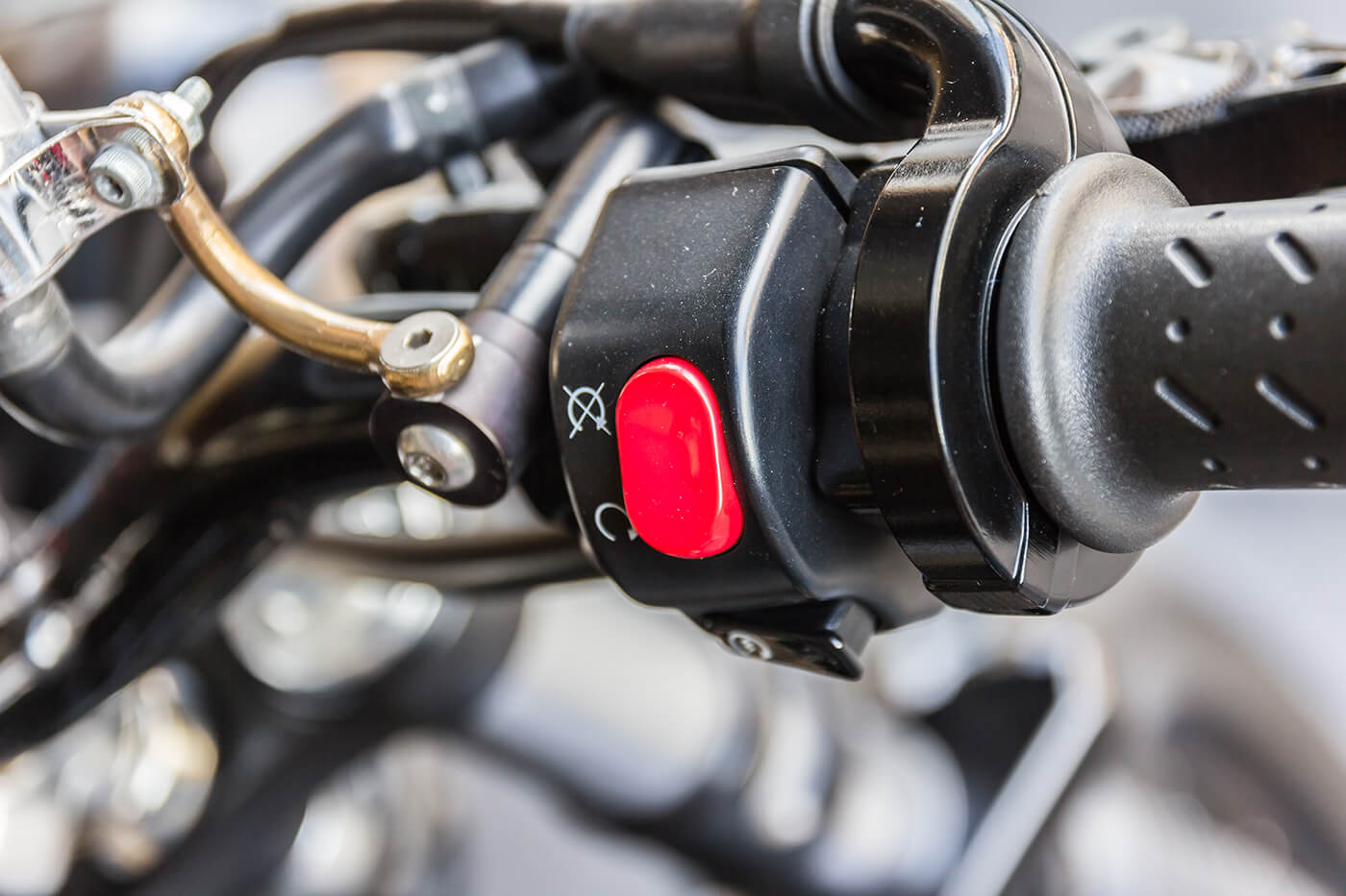 Killschalter oder Zündschlüssel? Dem Motor ist es egal. Deiner Batterie nicht.