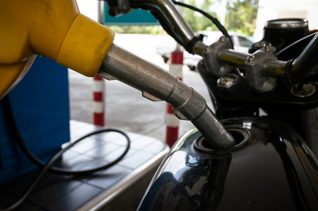 Tanken am Seitenständer: Der fehlende Liter ist nicht dein Problem