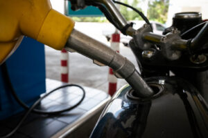 Tanken am Seitenständer: Der fehlende Liter ist nicht dein Problem