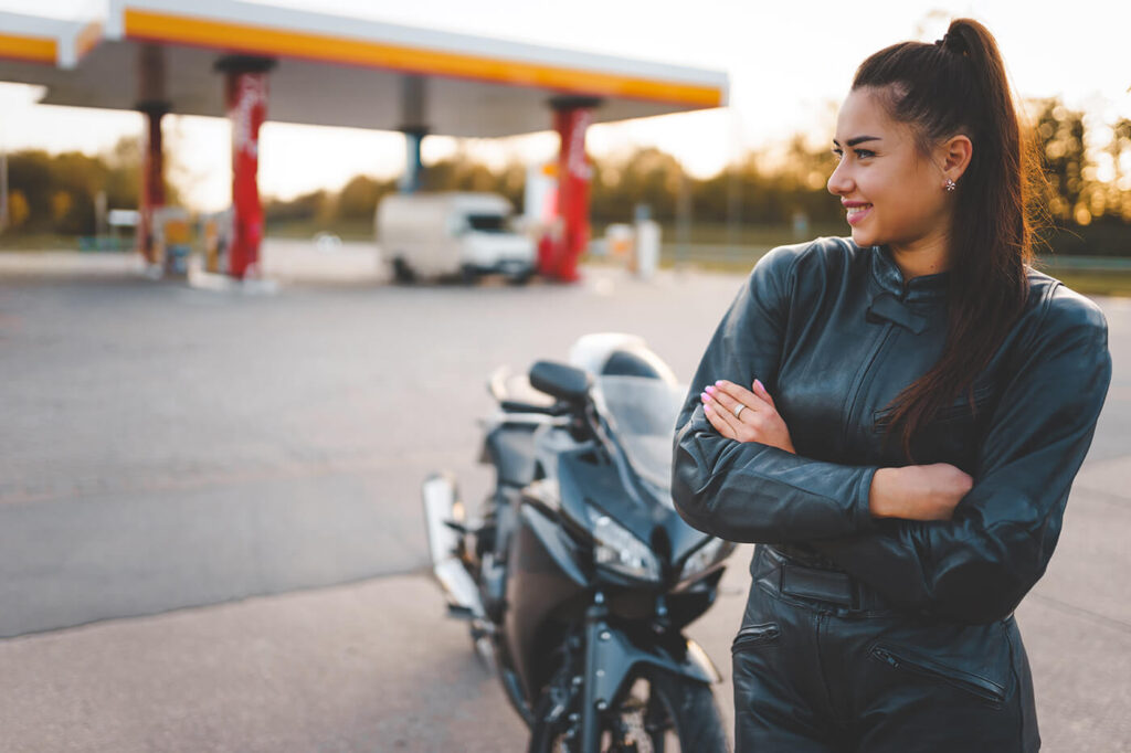 Beim Tanken soll niemand auf dem Motorrad sitzen, weder du noch dein Sozius