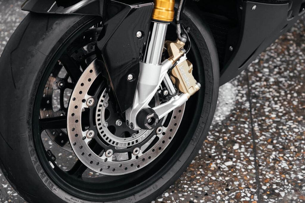 Auch ohne Notbremsung prüft sich das ABS am Motorrad bei jeder Fahrt