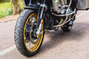Mit Euro 4 teilen die Katzenaugen am Motorrad nur den Stichtag