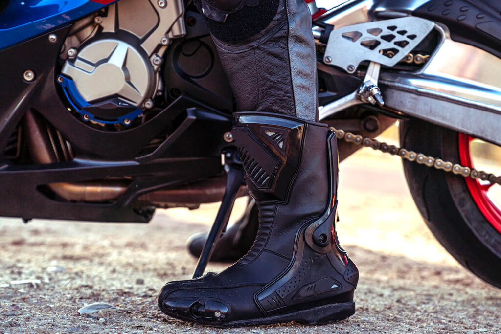 Warum scheuert der Schalthebel immer dieselbe Stelle am Motorradstiefel durch?