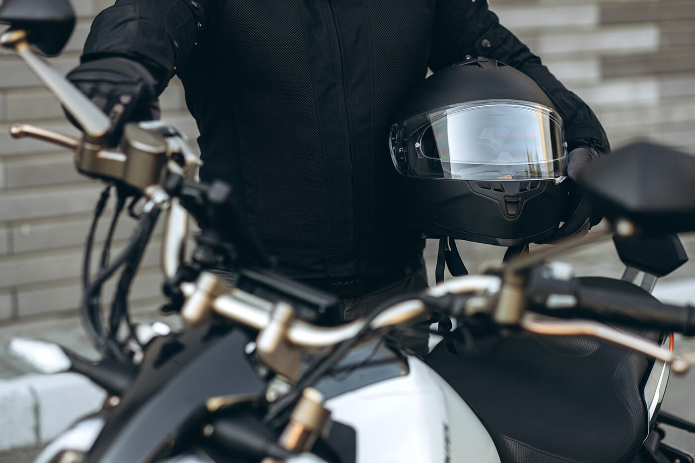 Gebrauchte Airbag-Weste: die Waage, die LED und die Frage an den Hersteller
