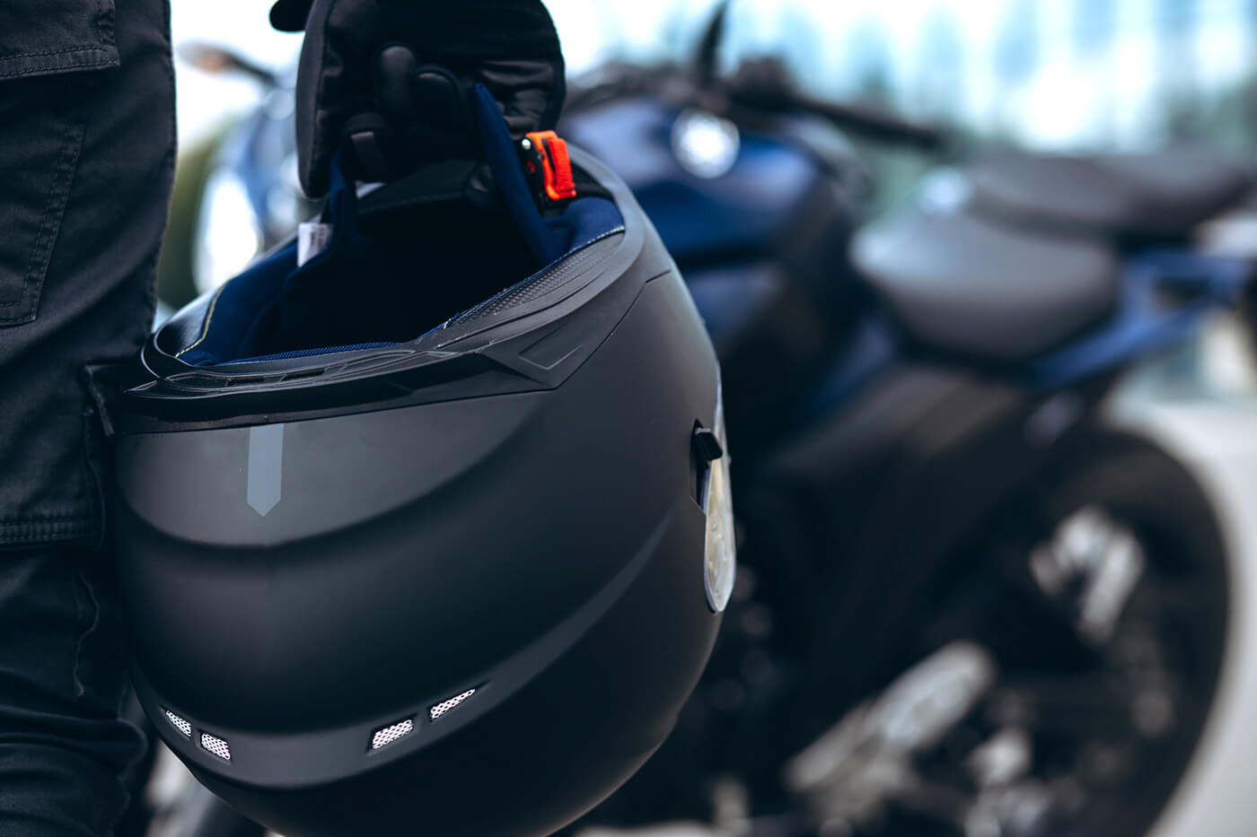 Ein Head-up-Display im Motorradhelm steht zwischen zwei Sätzen der StVO