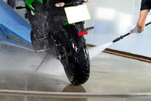 Motorrad waschen ohne Wasser klappt nur bei leichtem Schmutz