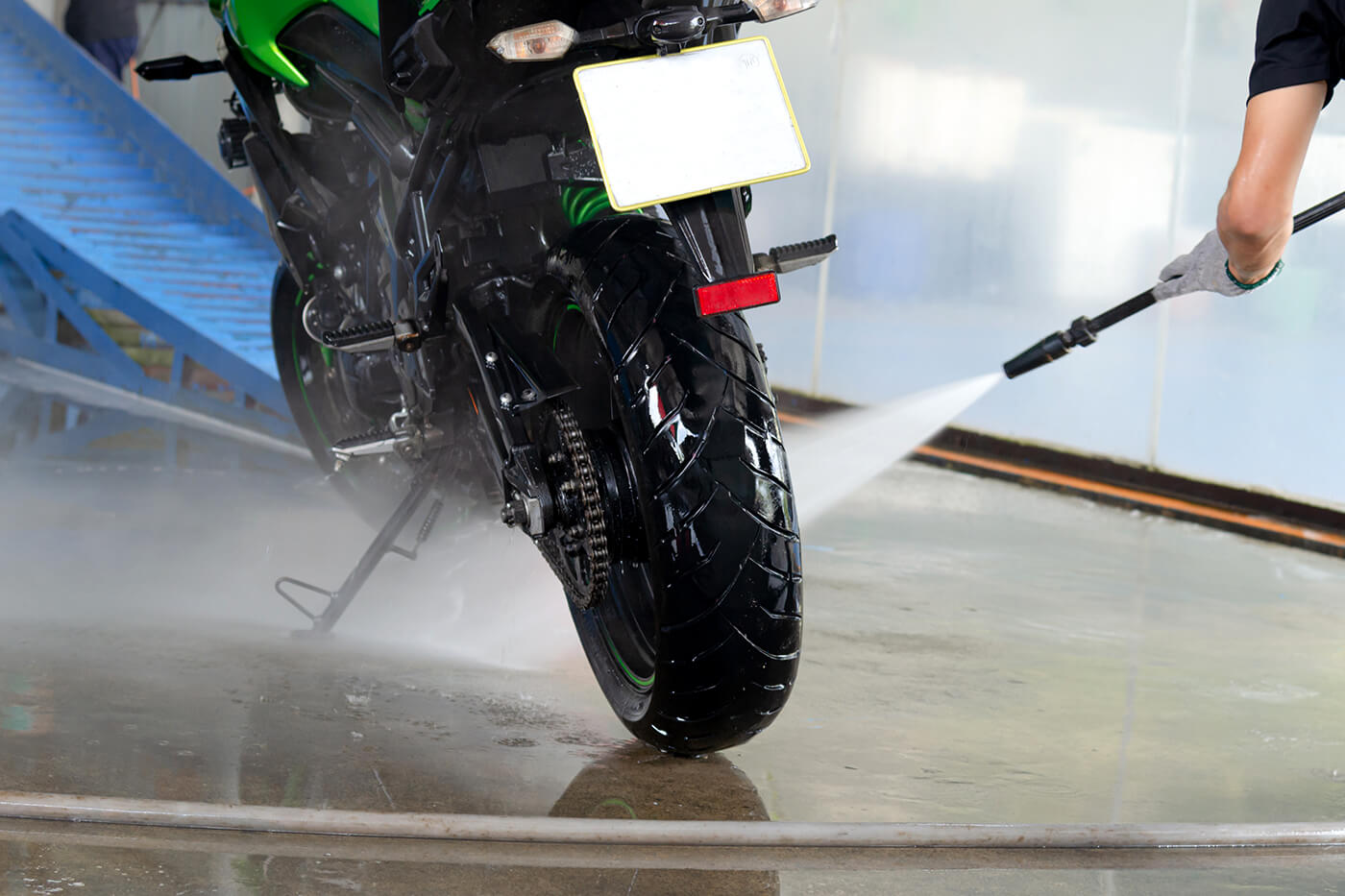 Motorrad waschen ohne Wasser klappt nur bei leichtem Schmutz