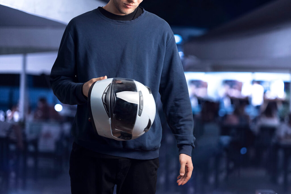 Was ein Motorradhelm mit ANC dämpft und was du trotzdem hören musst