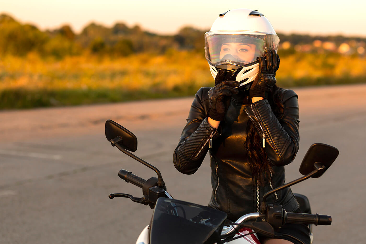 Der eigene Motorradhelm gehört mit ins Flugzeug, auch wenn du vor Ort mietest