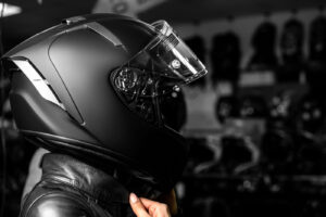 Bei 60 Zentimetern Kopfumfang ist deine Helmgröße bei Shoei L und bei HJC XL