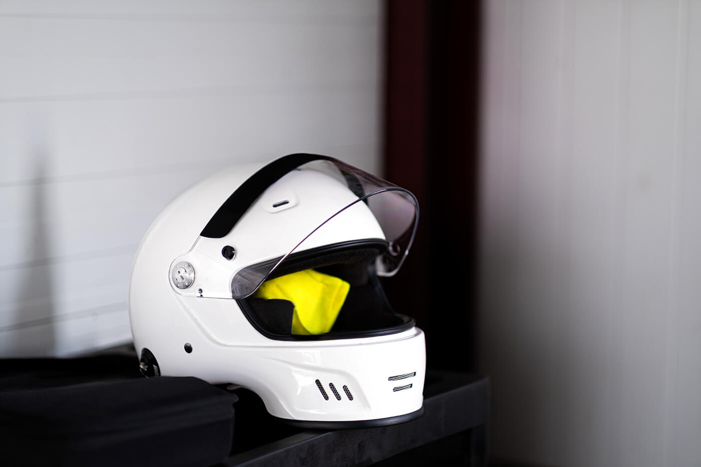 Motorradhelm lagern: Der Schaumkern verträgt weder Insektenspray noch Hitze