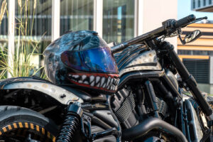 Darfst du deinen Motorradhelm lackieren oder bekleben?