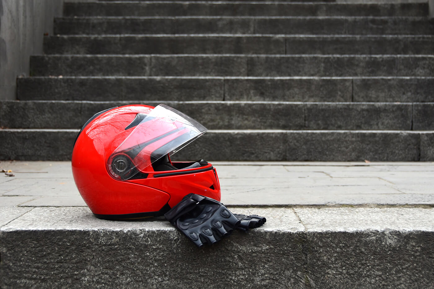 Ein gebrauchter Motorradhelm trägt seine Stürze innen