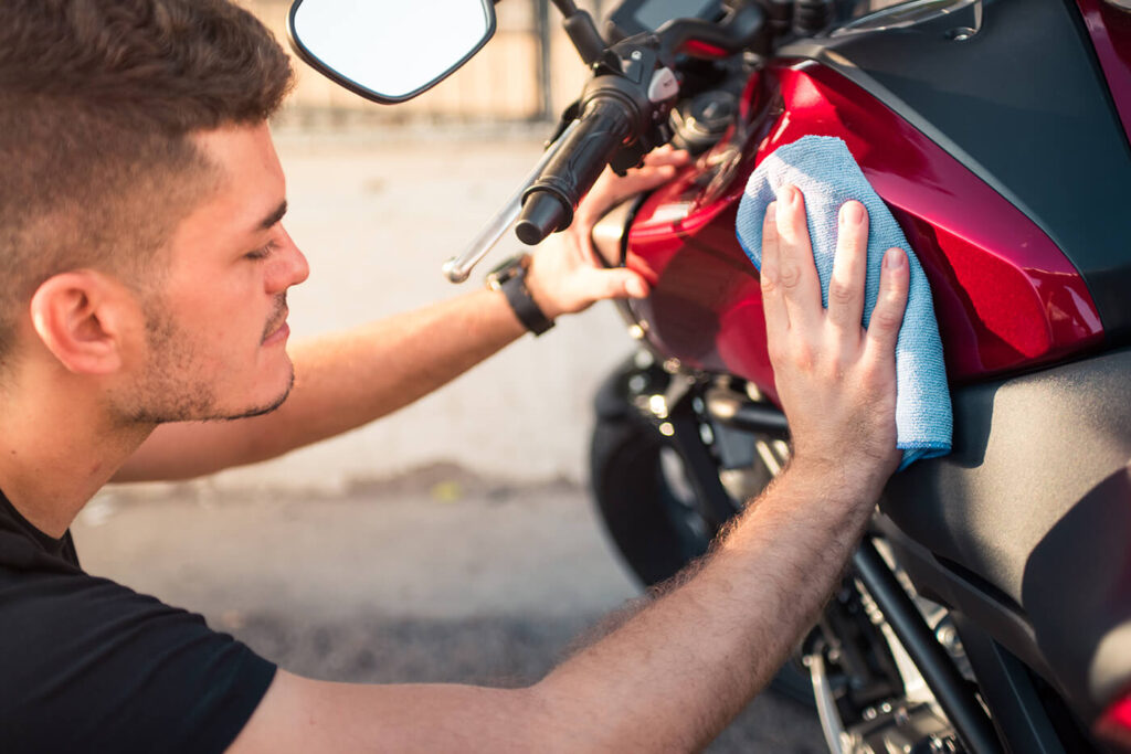Folieren statt Lackieren: den Motorradtank veredeln (Anleitung)