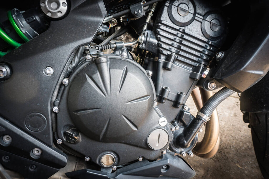 In deinem Motor dreht ein Bauteil mit, das nichts antreibt