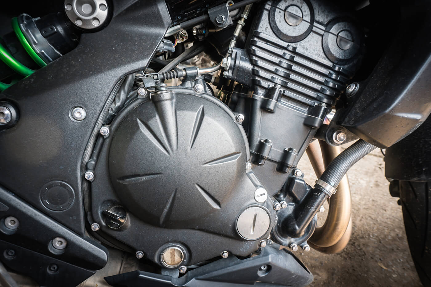 In deinem Motor dreht ein Bauteil mit, das nichts antreibt