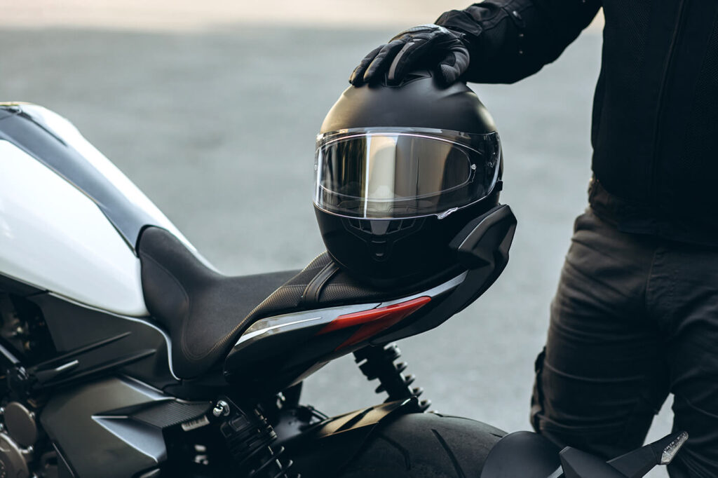 Motorradhelm aus dem Abverkauf: Beginnt die Prüfnummer mit 05, ist er über drei Jahre alt