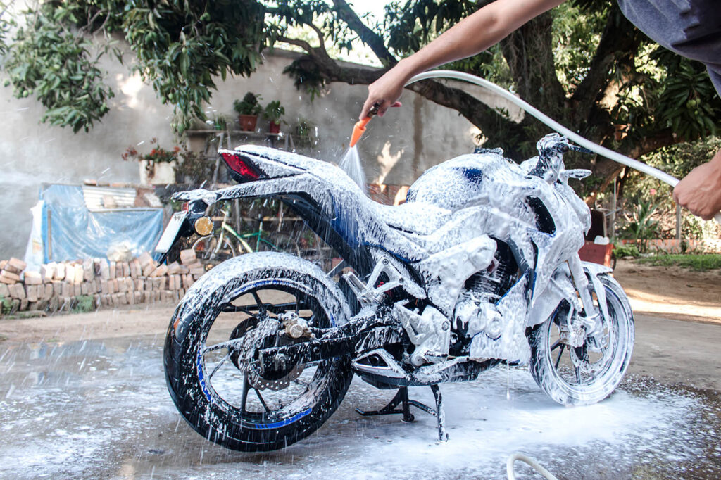 Motorrad waschen mit dem Gartenschlauch: Was eine Anleitung vorher abdecken lässt