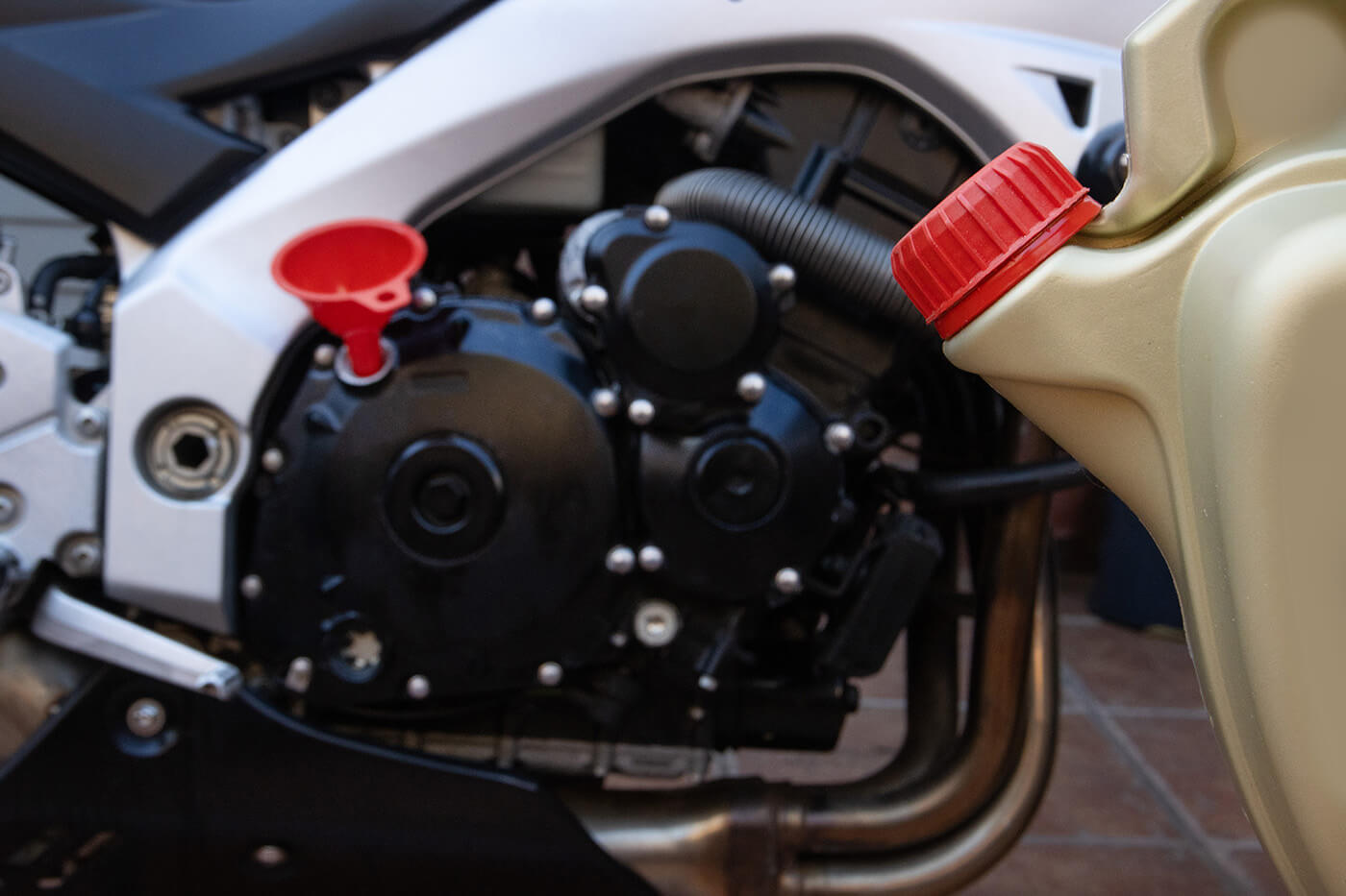 Motoröl fürs Motorrad richtig auswählen: warum die Kupplung über die Dose entscheidet