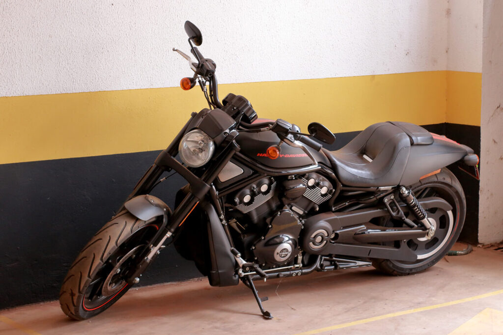 Auf dem Seitenständer braucht dein Motorrad in der Garage mehr Platz, als das Datenblatt verrät