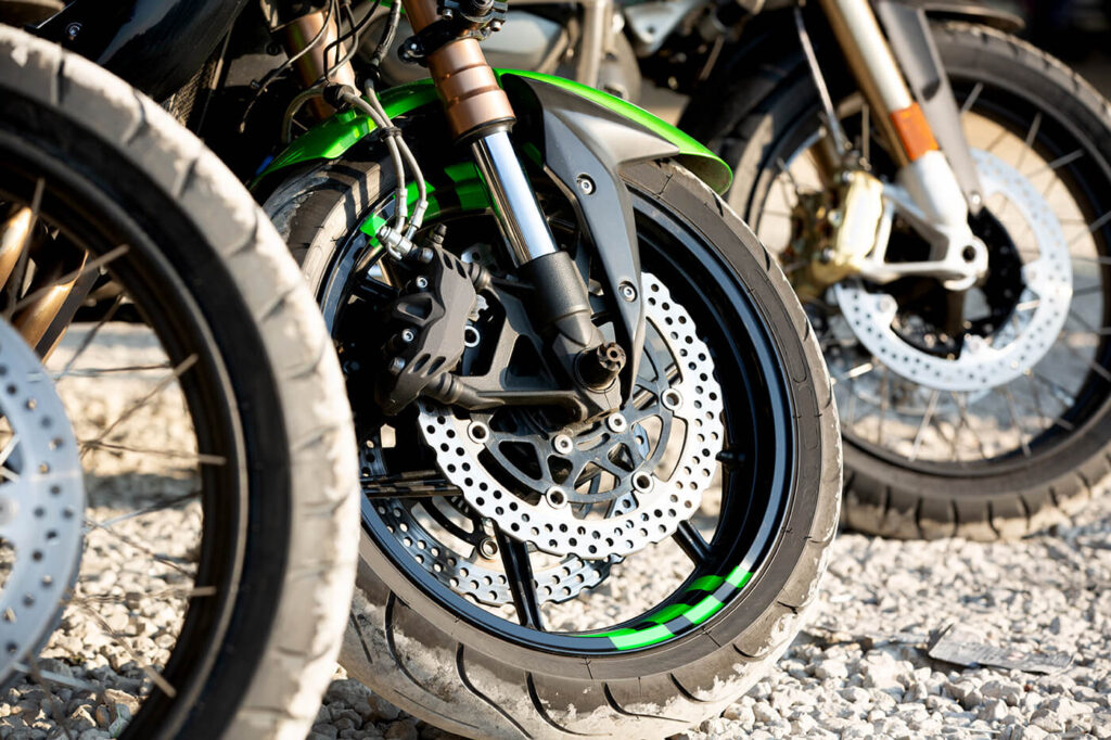 Eine Bremsscheibe vorn, zwei beim Nachbarn: Bremst dein Motorrad schlechter?