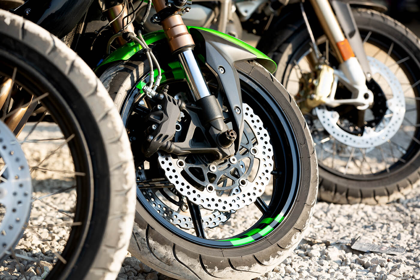Eine Bremsscheibe vorn, zwei beim Nachbarn: Bremst dein Motorrad schlechter?