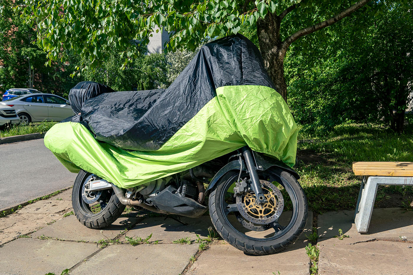Motorrad-Abdeckplane: Indoor weich, outdoor belüftet - die richtige Wahl