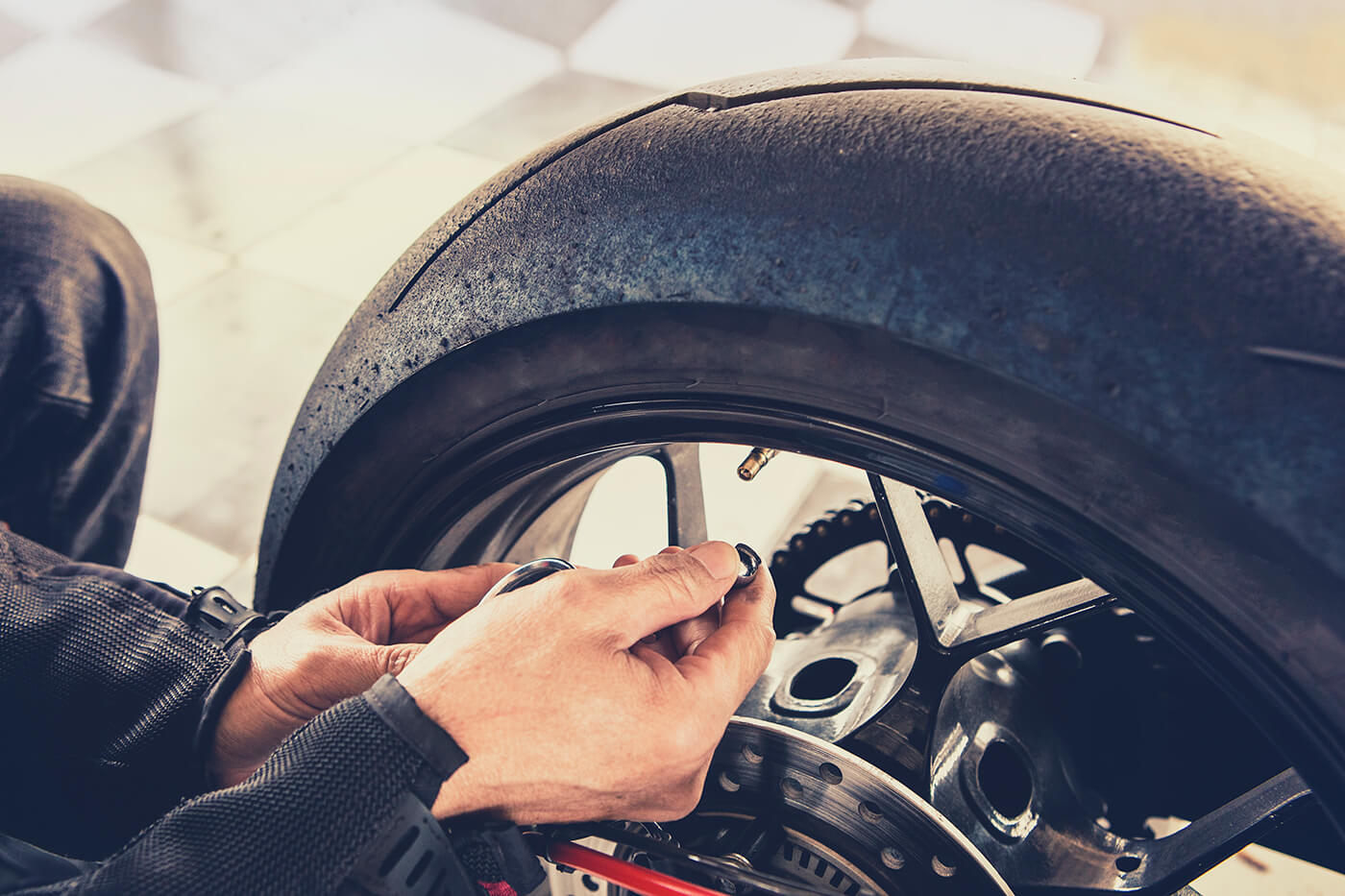 Reifenreparaturset am Motorrad: Was im Notfall wirklich hilft - und was nicht