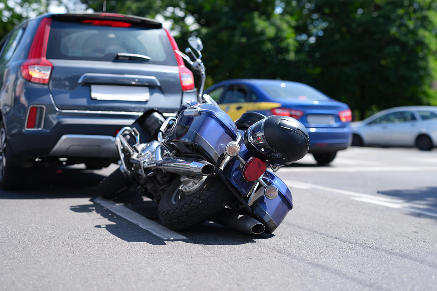 Motorrad umgefallen beim Parken: Zahlt die Versicherung?