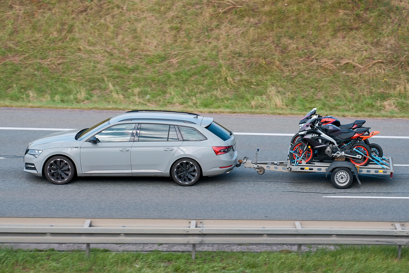 Motorrad auf dem Anhänger: Der Fehler, der es bei 100 km/h umlegt