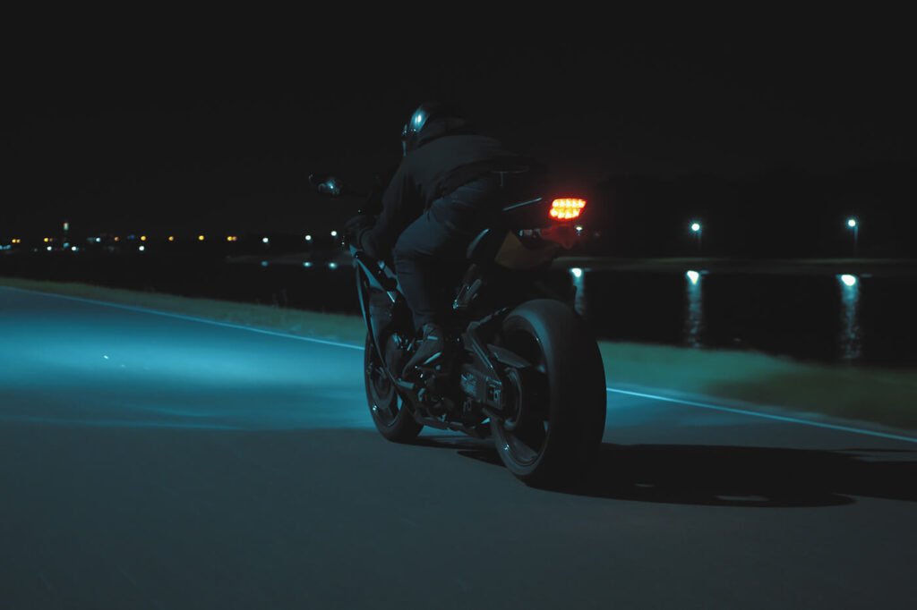 Du verzögerst mit der Motorbremse - und hinter dir sieht niemand ein Bremslicht