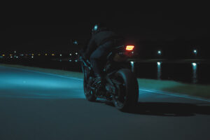 Du verzögerst mit der Motorbremse - und hinter dir sieht niemand ein Bremslicht