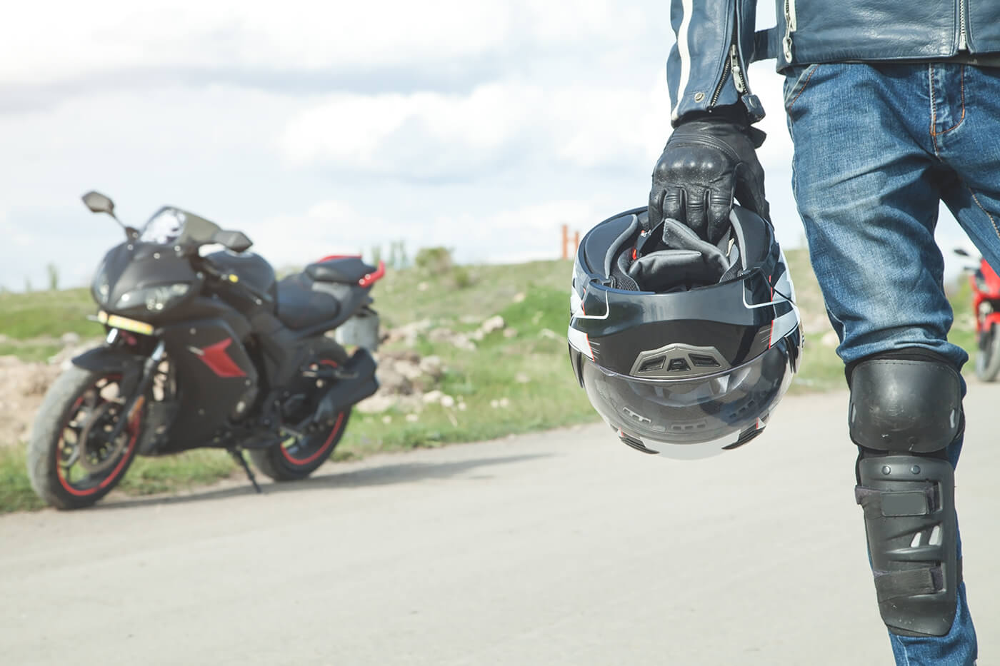 Jeans plus Knieprotektoren auf dem Motorrad: Reicht das wirklich?