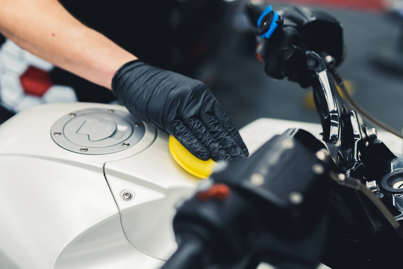 Motorrad wachsen, versiegeln oder keramisch beschichten: Was den Lack wirklich schützt